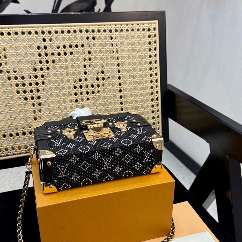 It can be carried by hand or cross-body and is full of diamond box bags-box