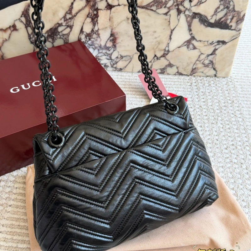 “Black enamel hardware with V-shaped quilting-box