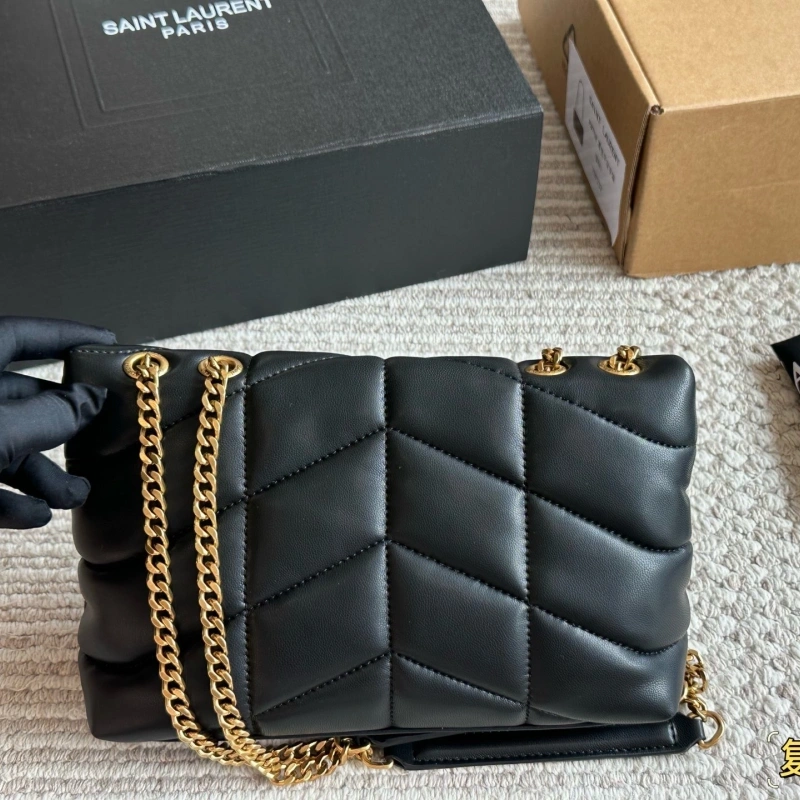 The cloud bag comes with a full package