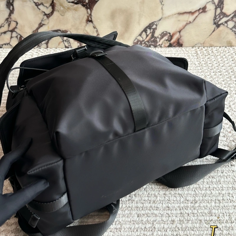 Can be worn on both shoulders or on one shoulder-no box