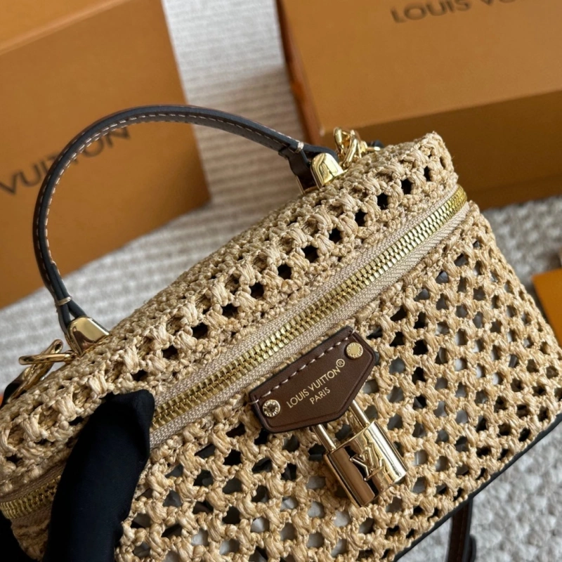 L’s latest raffia bag-box