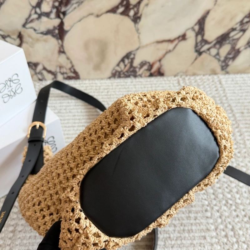 “Such a beautiful straw bag for summer.”-no box