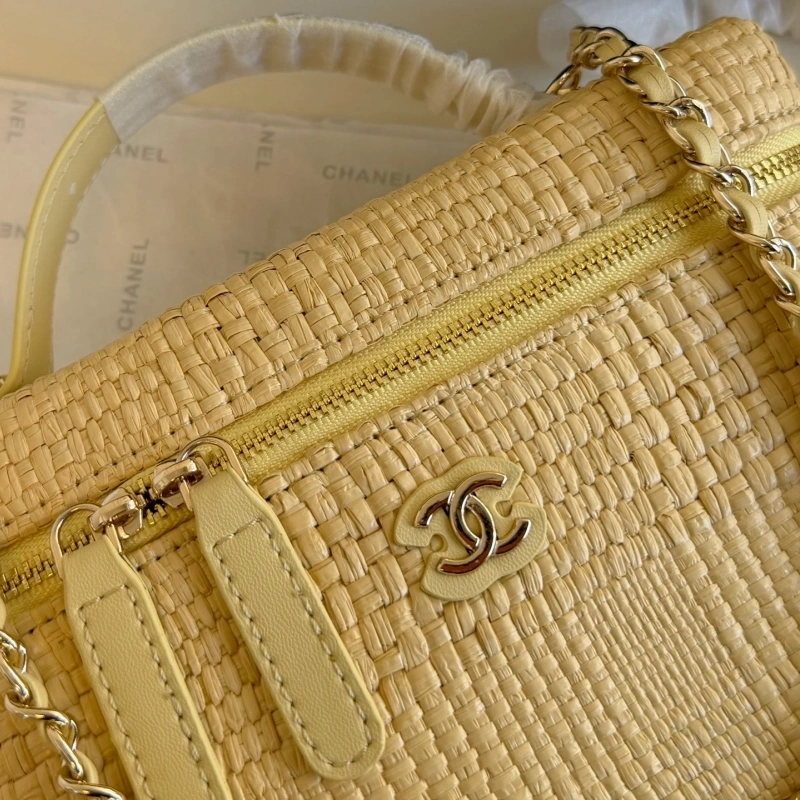 Made of woven straw with a metal chain. It’s retro yet stylish-box