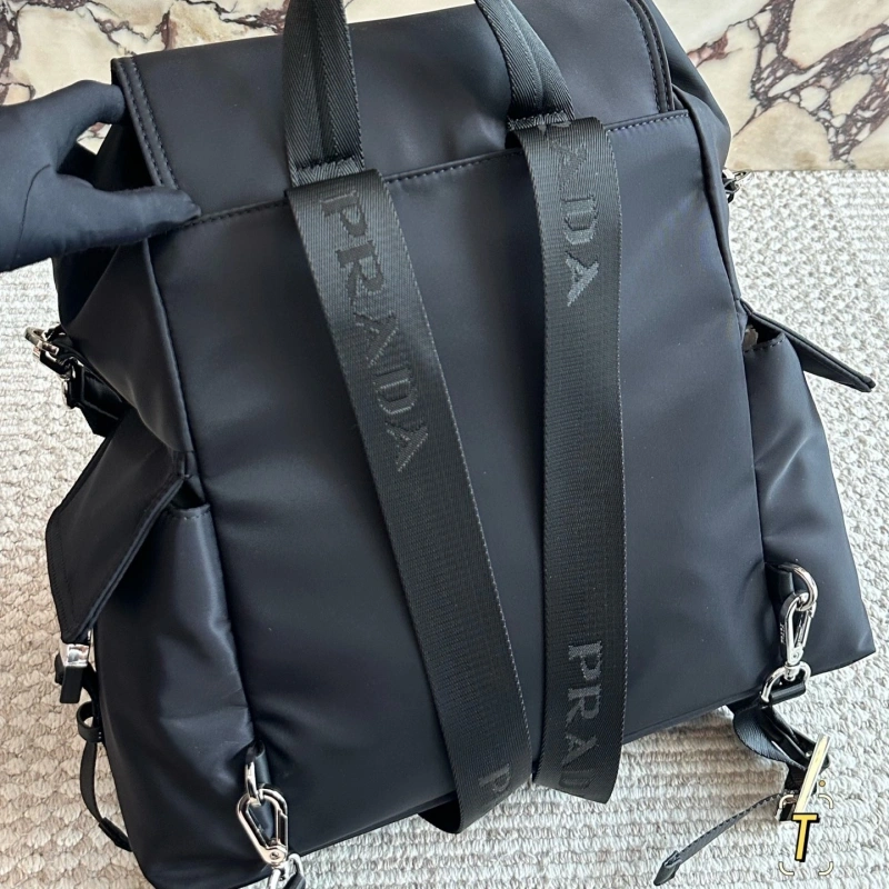 Can be worn on both shoulders or on one shoulder-no box