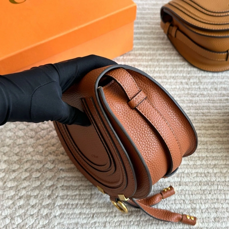 Classic saddle silhouette with full-grain soft leather-box