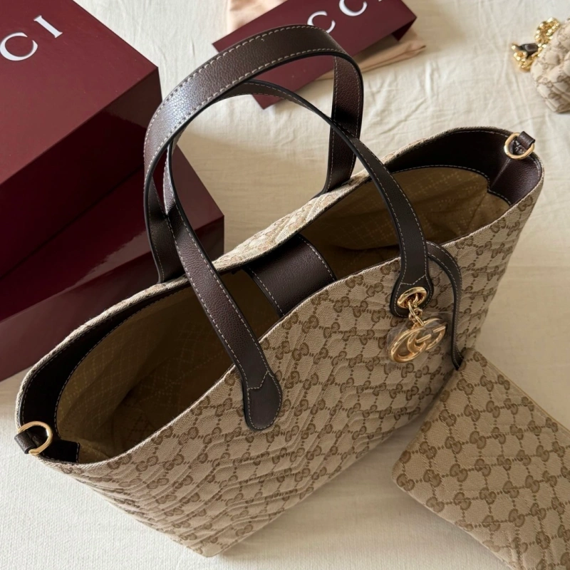 The monogram tote: laid-back and effortlessly chic