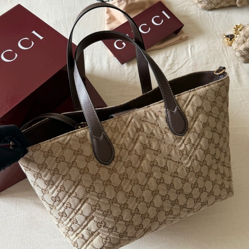 The monogram tote: laid-back and effortlessly chic