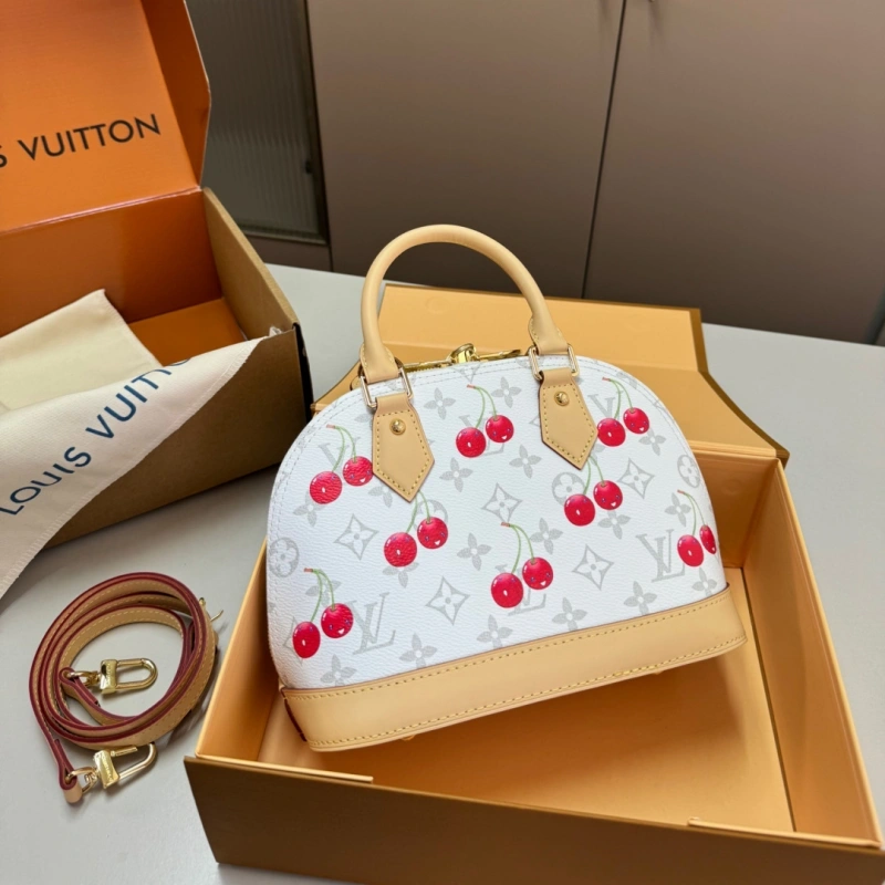 A petite and vintage shell bag-box