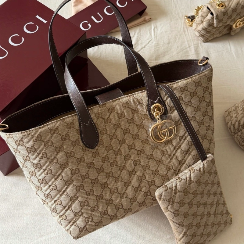 The monogram tote: laid-back and effortlessly chic