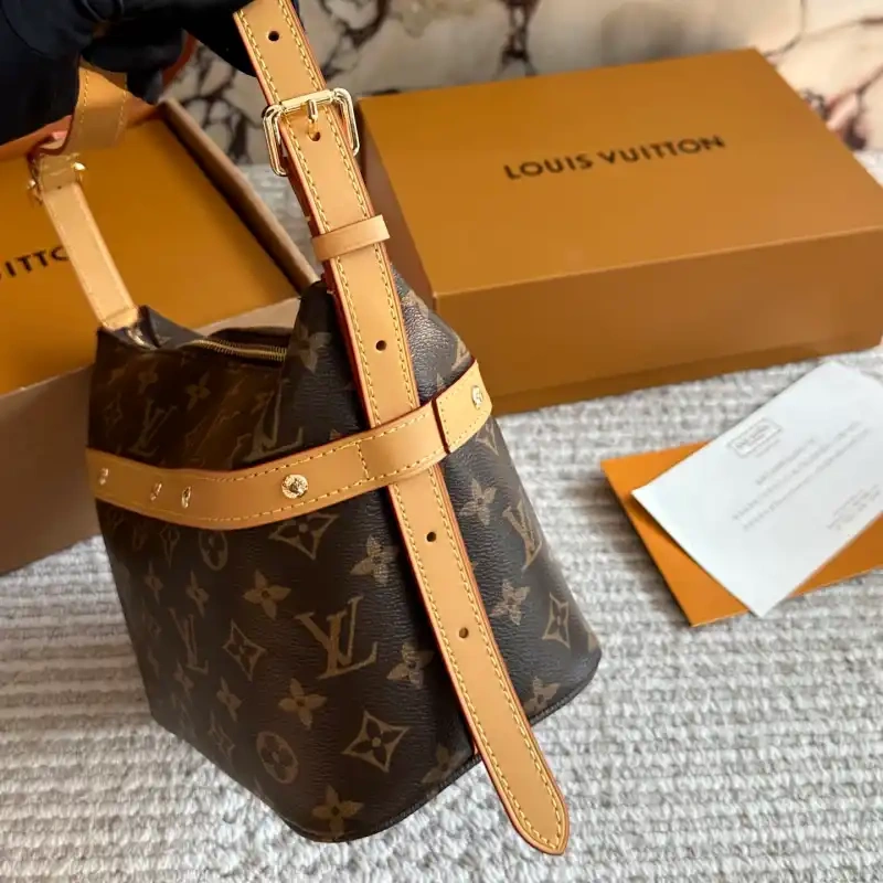 With a long shoulder strap, it can be worn crossbody on one shoulder L-home new cosmetic bag-box