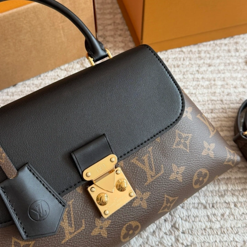 L loves bags with handles like this-box
