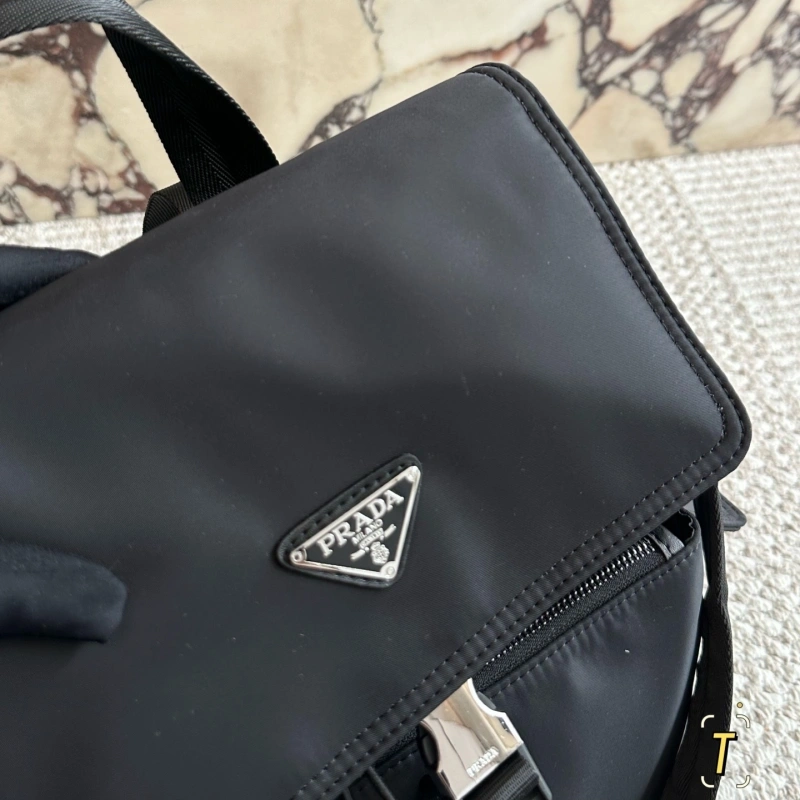 Can be worn on both shoulders or on one shoulder-no box