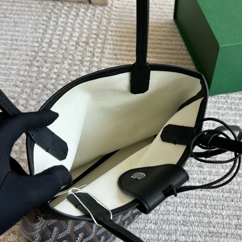 Mini shopping bags that belong to the season-box