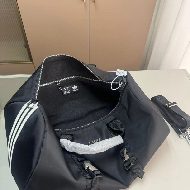 A stylish and spacious travel bag-no box
