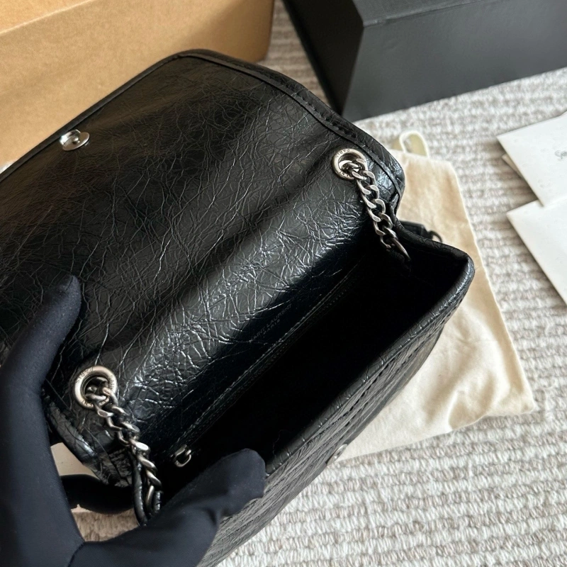 The chain envelope bag is truly the quintessential ‘entry-level’ classic-box