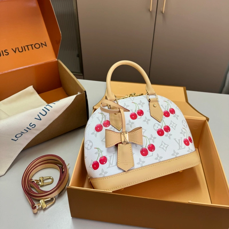 A petite and vintage shell bag-box
