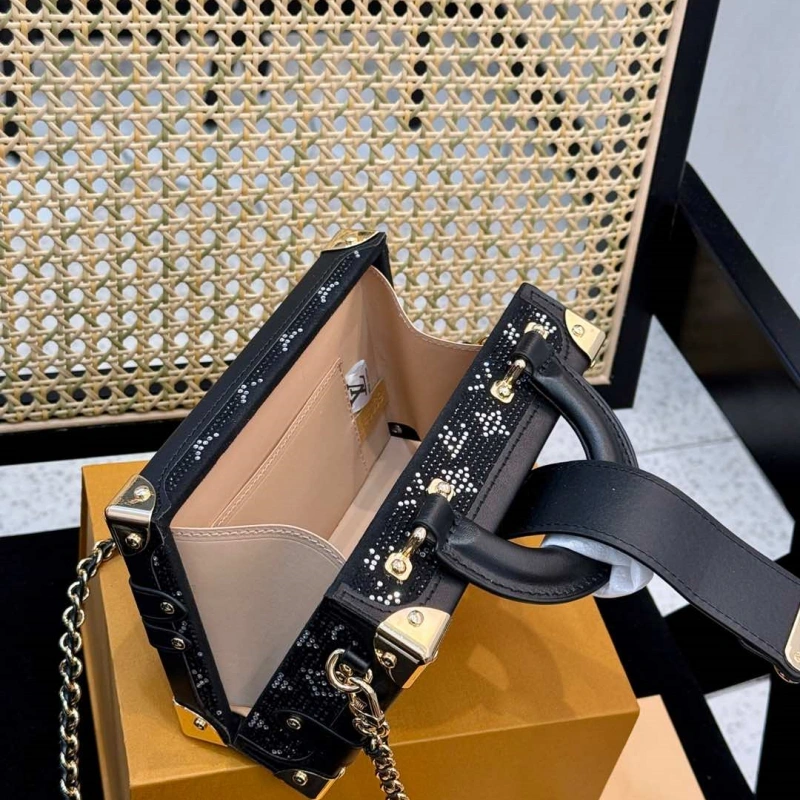 It can be carried by hand or cross-body and is full of diamond box bags-box