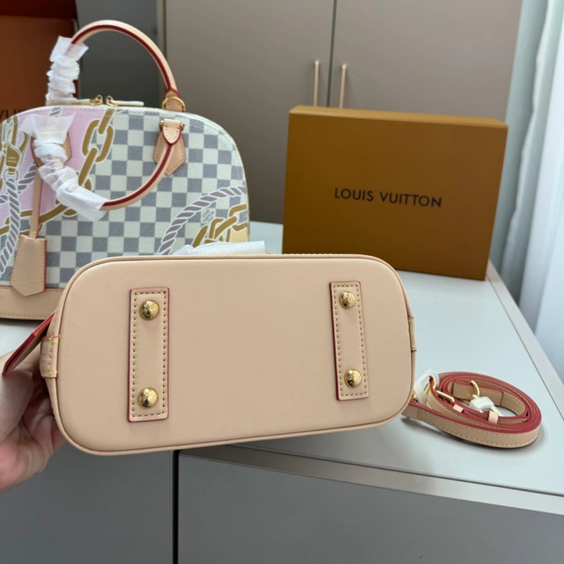 A petite and vintage shell bag-no box