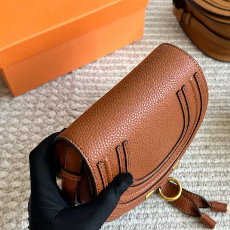 Classic saddle silhouette with full-grain soft leather-box
