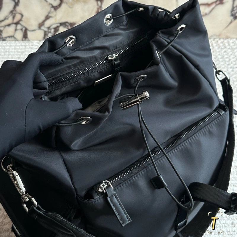 Can be worn on both shoulders or on one shoulder-no box
