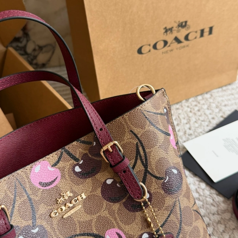 C’s new chic mini tote bag-box