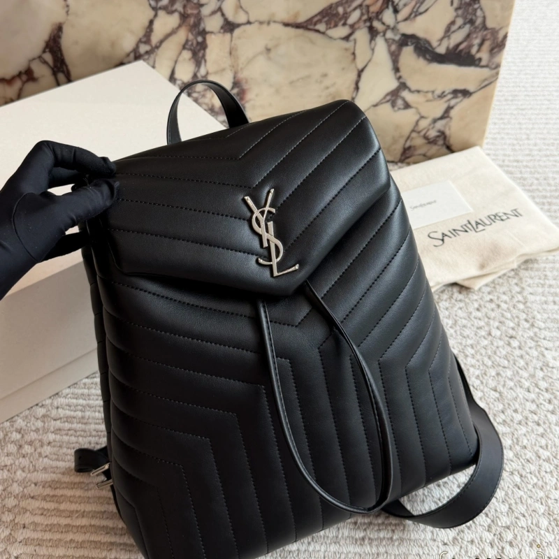 Classic black shade featuring the iconic Y-signature V-quilting-box