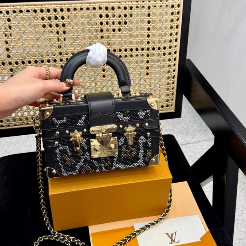 It can be carried by hand or cross-body and is full of diamond box bags-box