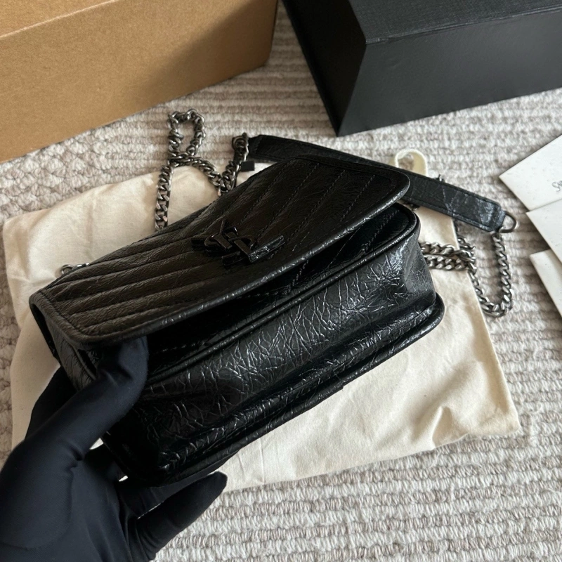 The chain envelope bag is truly the quintessential ‘entry-level’ classic-box