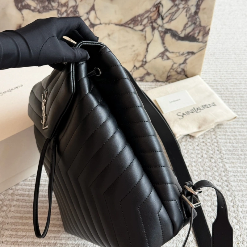 Classic black shade featuring the iconic Y-signature V-quilting-box