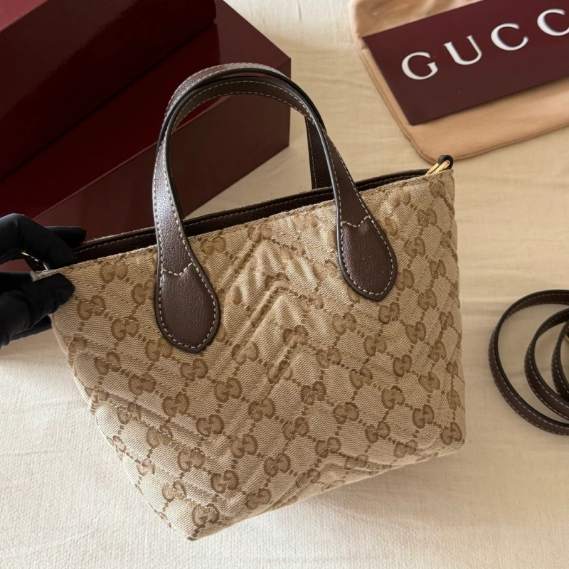The monogram tote: laid-back and effortlessly chic