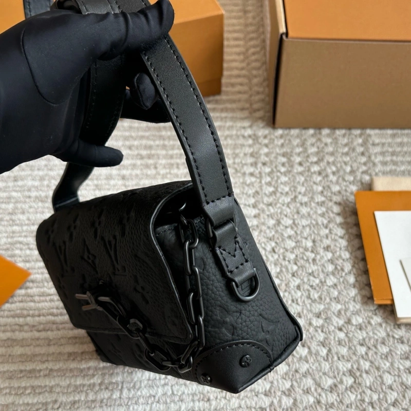 I got a versatile black men’s bag-box