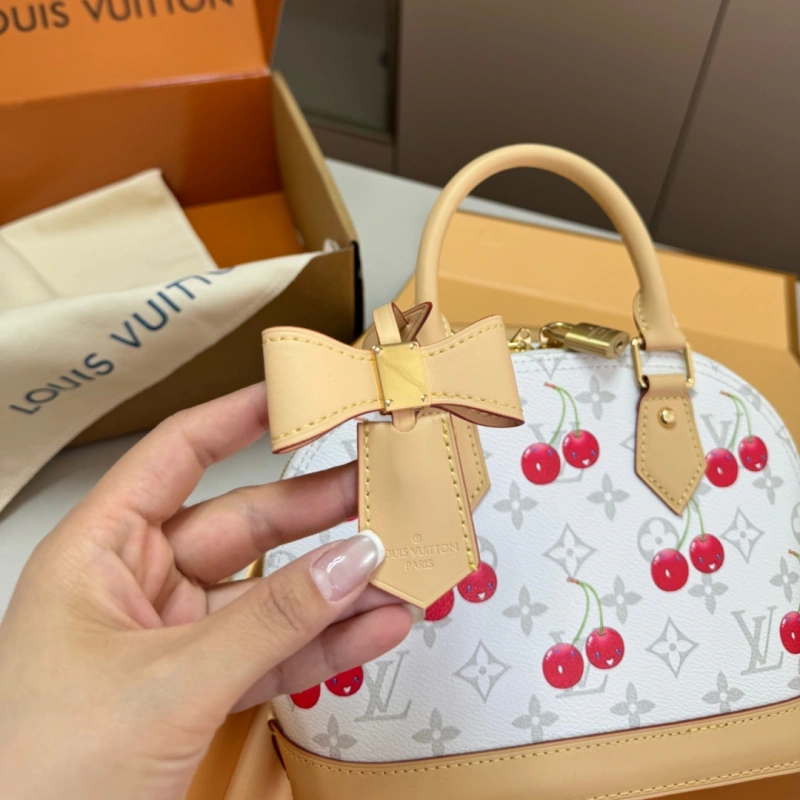 A petite and vintage shell bag-box