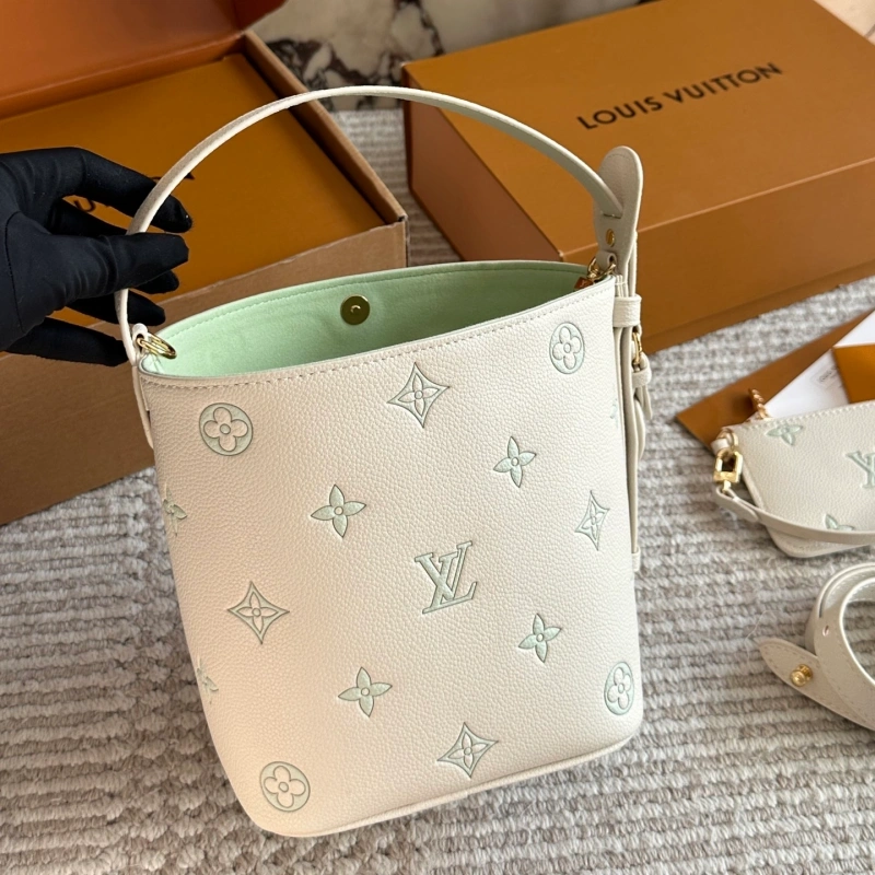 Metal lock + adjustable shoulder strap-box