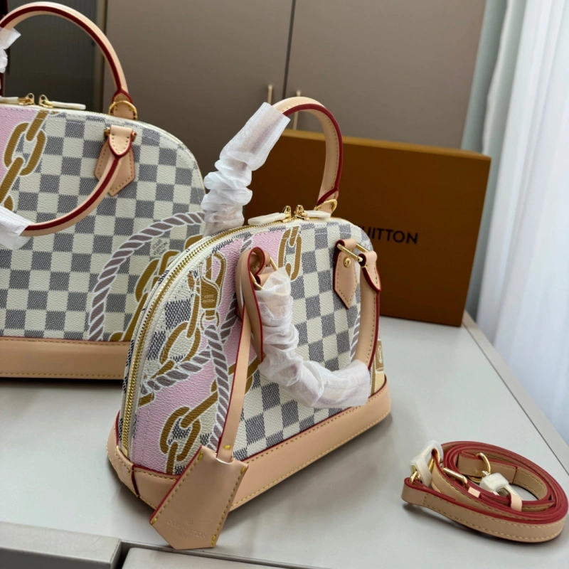 A petite and vintage shell bag-no box