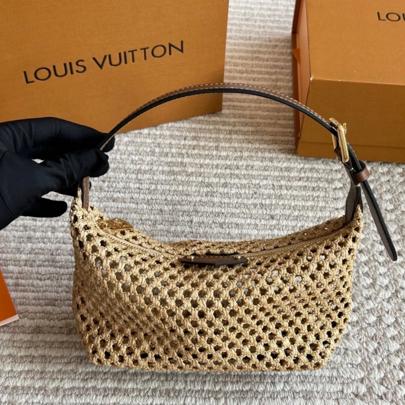 L’s latest raffia bag-box
