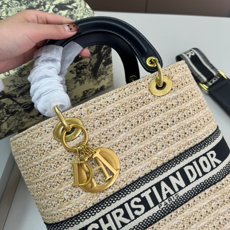 The essential woven bag for your collection-no box