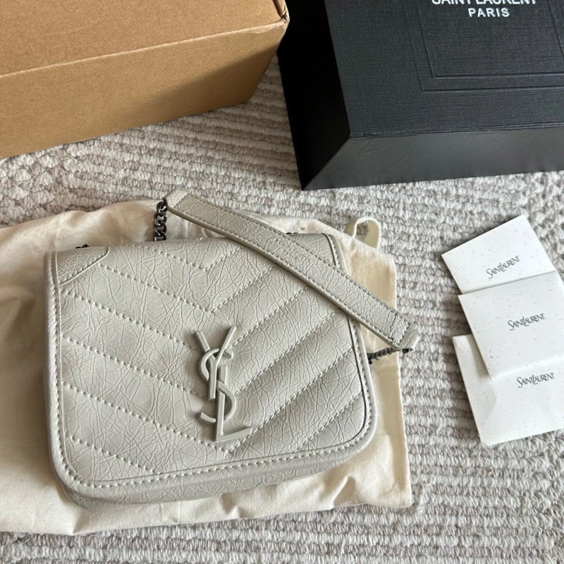 The chain envelope bag is truly the quintessential ‘entry-level’ classic-box