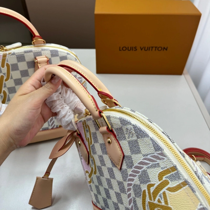 A petite and vintage shell bag-no box