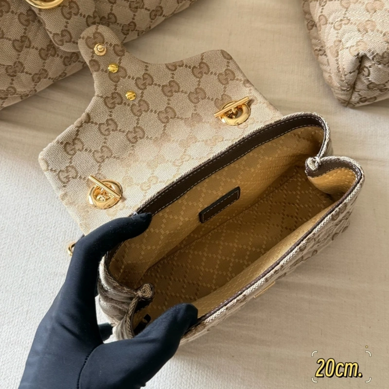 Ultimate Old Money Style: V-Shaped Diamond Quilted Design-box