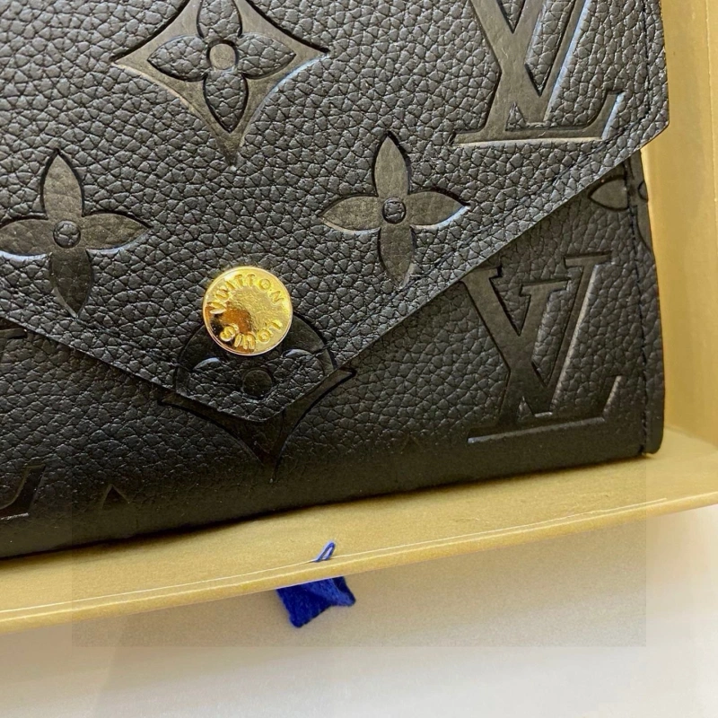 Women’s wallet , all cowhide inside and out-box