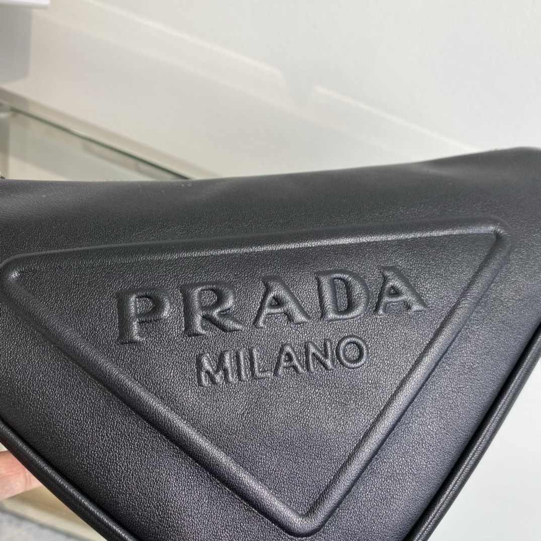 New triangular bag with European and American fashion, high-end feel, versatile for commuting, crossbody and shoulder bag trend-comes with gift box