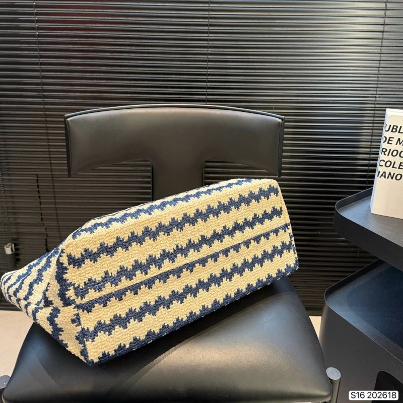 The woven material is lightweight and durable, making it perfect for spring and summer outings-no box