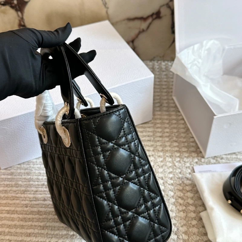 Diamond buckle, four compartments of the Davis bag, and wide shoulder straps-box