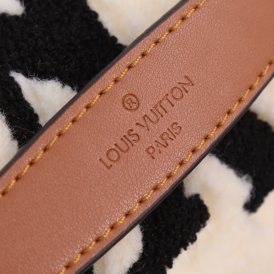 LV fashion new backpack casual waist bag cross-body bag outdoor sports backpack-without packaging box