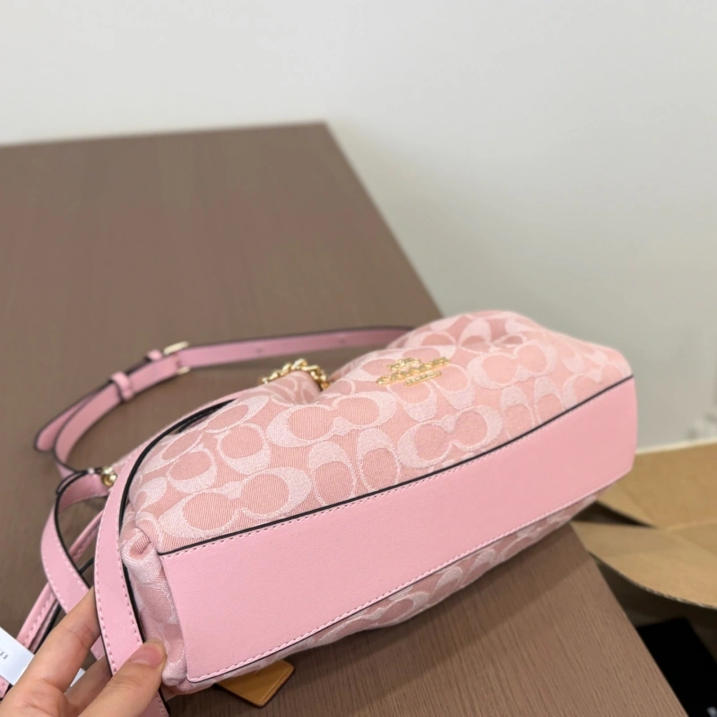 New arrival shoulder bag: stylish and durable-box