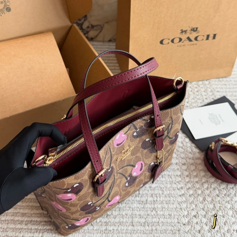 C’s new chic mini tote bag-box