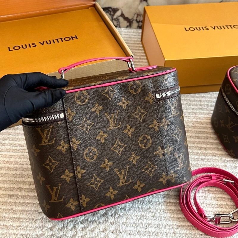 With a long shoulder strap, it can be worn crossbody and packaged in a cowhide gift box-box