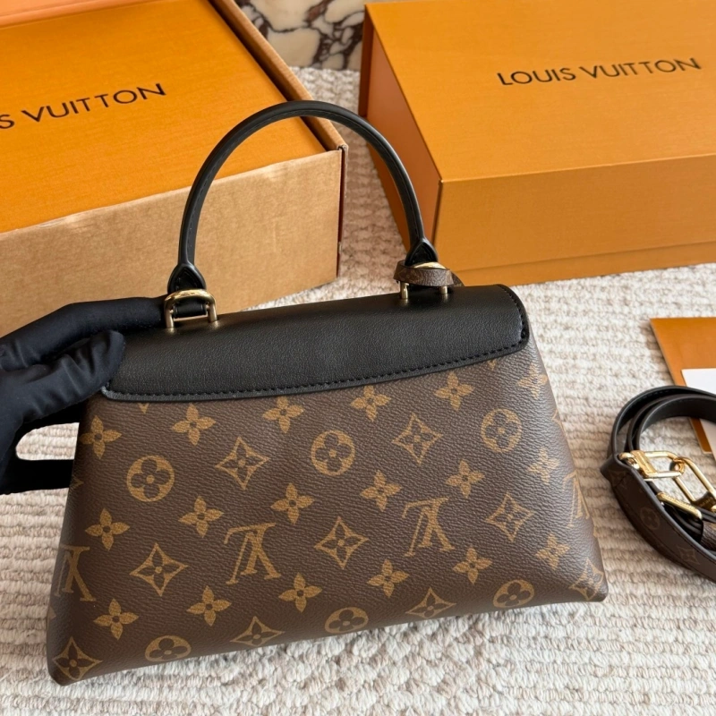L loves bags with handles like this-box