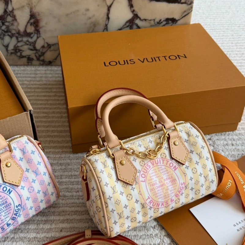 Vegetable-tanned leather trim with gold chain-box