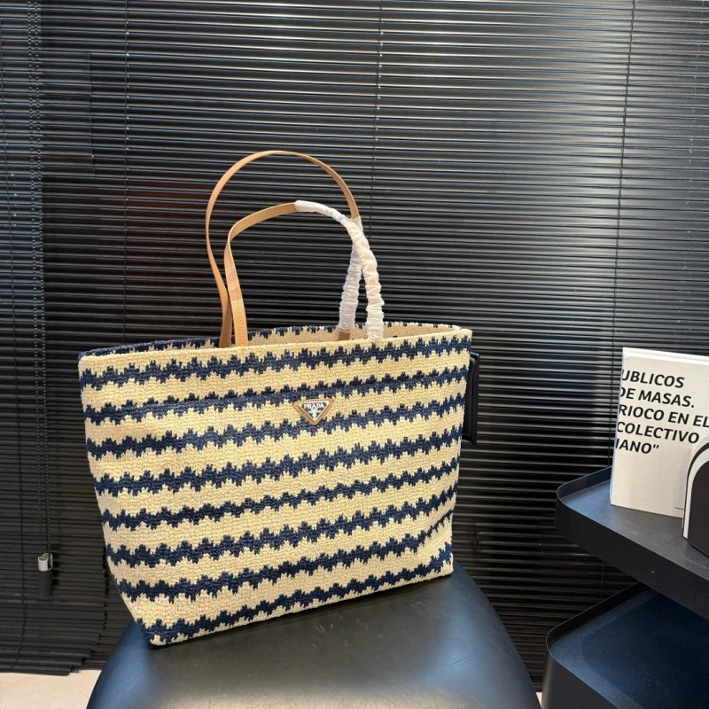 The woven material is lightweight and durable, making it perfect for spring and summer outings-no box